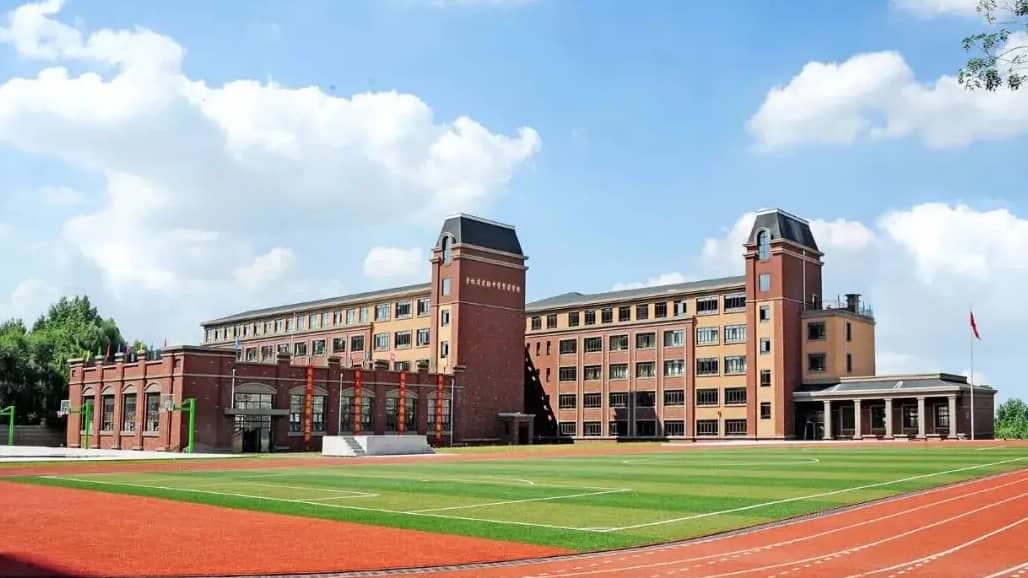 学校工程踢脚线应用